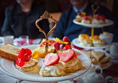 10 British Foods That Surprisingly Pair Perfectly with Pálinka